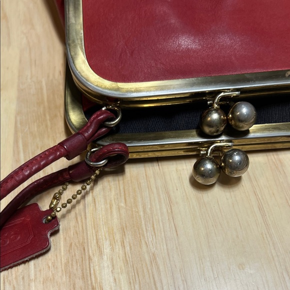 Vintage Chic Red Leather Double Opening Cross Bag - Picture 4 of 13